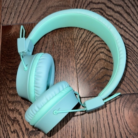 Wireless re chargable headphones - Picture 3 of 3